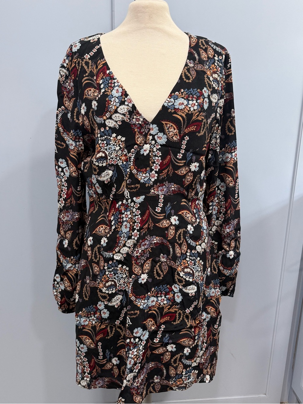 Wayf Black Floral Paisley V-Neck Long Sleeve Dress